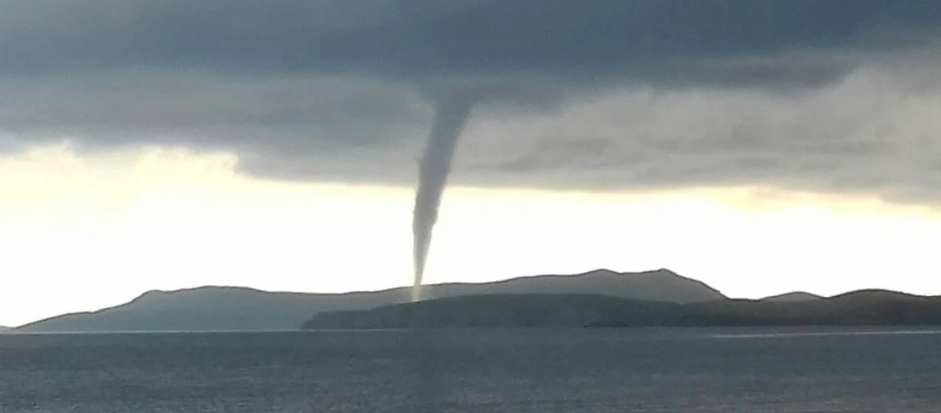 Εντυπωσιακός υδροστρόβιλος στη Ζαχάρω (φώτο)